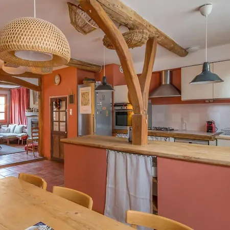 Сasa de vacaciones Cute And Cozy Town-house Of 130m2 In *
